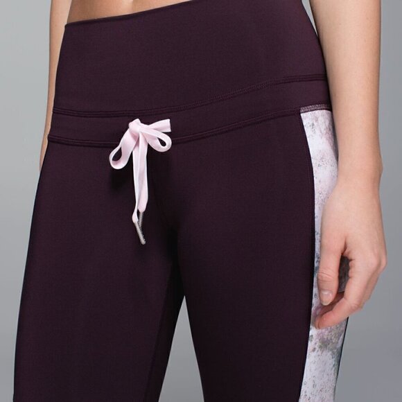 Lululemon Retreat 7/8 Pant Black Cherry / Sugar Crush Multi Size 6 - Picture 5 of 13